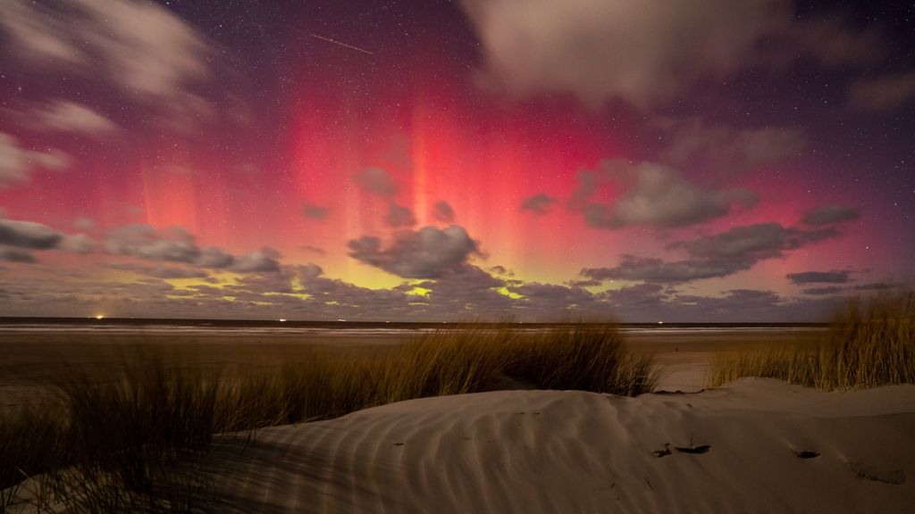 Разноцветное небо: фотографы запечатлели уникальное северное сияние